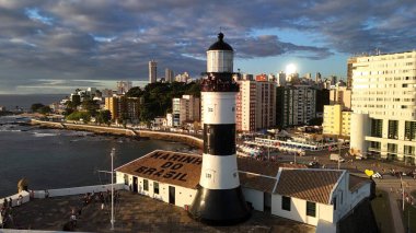 Salvador, Bahia, Brezilya - 20 Temmuz 2024: Salvador şehrinde Farol da Barra olarak bilinen Santo Antonio kalesinin havadan görünüşü.