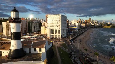 Salvador, Bahia, Brezilya - 20 Temmuz 2024: Salvador şehrinde Farol da Barra olarak bilinen Santo Antonio kalesinin havadan görünüşü.
