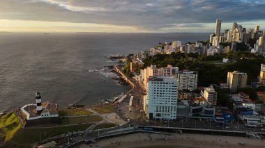 Salvador, Bahia, Brezilya - 20 Temmuz 2024: Salvador şehrinde Farol da Barra olarak bilinen Santo Antonio kalesinin havadan görünüşü.