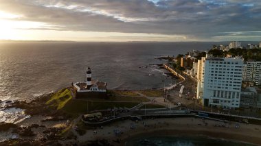 Salvador, Bahia, Brezilya - 20 Temmuz 2024: Salvador şehrinde Farol da Barra olarak bilinen Santo Antonio kalesinin havadan görünüşü.