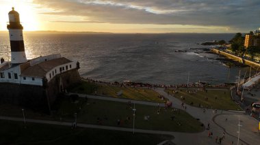 Salvador, Bahia, Brezilya - 20 Temmuz 2024: Salvador şehrinde Farol da Barra olarak bilinen Santo Antonio kalesinin havadan görünüşü.
