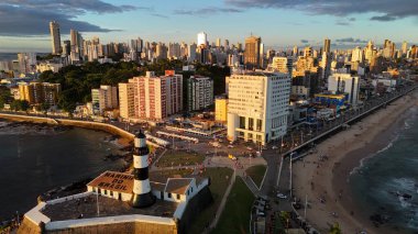 Salvador, Bahia, Brezilya - 20 Temmuz 2024: Salvador şehrinde Farol da Barra olarak bilinen Santo Antonio kalesinin havadan görünüşü.