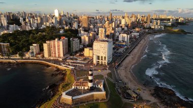 Salvador, Bahia, Brezilya - 20 Temmuz 2024: Salvador şehrinde Farol da Barra olarak bilinen Santo Antonio kalesinin havadan görünüşü.