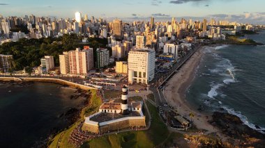Salvador, Bahia, Brezilya - 20 Temmuz 2024: Salvador şehrinde Farol da Barra olarak bilinen Santo Antonio kalesinin havadan görünüşü.