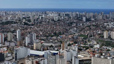 Salvador, Bahia, Brezilya - 24 Temmuz 2024: Salvador şehir merkezindeki yerleşim yerlerinin havadan görünüşü.