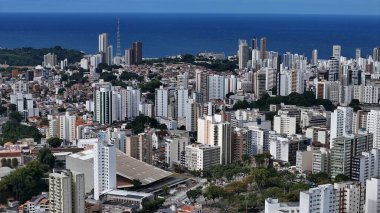 Salvador, Bahia, Brezilya - 24 Temmuz 2024: Salvador şehir merkezindeki yerleşim yerlerinin havadan görünüşü.