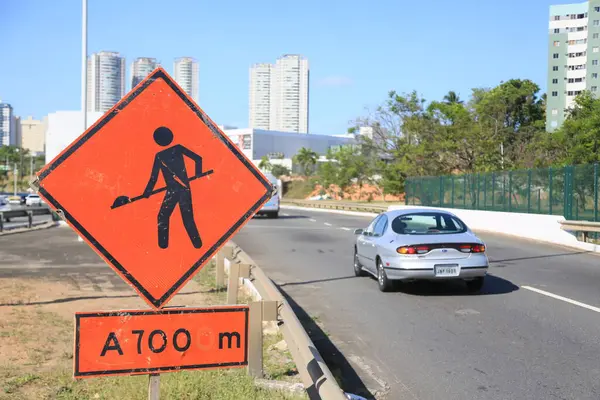 Salvador, Bahia, Brezilya - 31 Ekim 2023: İşaretler Salvador 'daki BR 324 otoyolu boyunca işçileri gösteriyor..