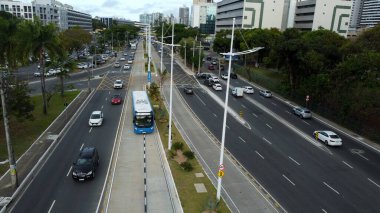 Salvador, Bahia, Brezilya - outobro 24, 2022: Salvador 'daki BRT taşıma sisteminin otobüsü.
