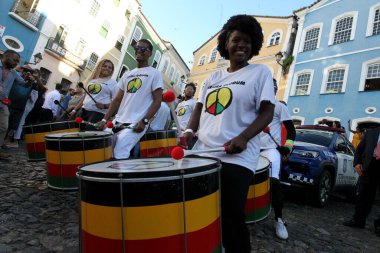 Salvador, Bahia, Brezilya - 29 Mayıs 2023: Salvador 'un tarihi merkezi Pelourinho' da Olodum Grubu üyeleri.