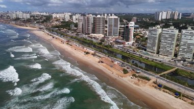 Salvador, Bahia, Brezilya - 23 Eylül 2024: Salvador şehrinin Atlantik kıyısının havadan görünüşü.