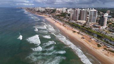 Salvador, Bahia, Brezilya - 23 Eylül 2024: Salvador şehrinin Atlantik kıyısının havadan görünüşü.