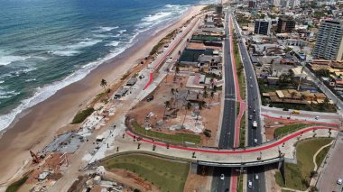 Salvador, Bahia, Brezilya - 23 Eylül 2024: Salvador şehrinin Atlantik kıyısının havadan görünüşü.
