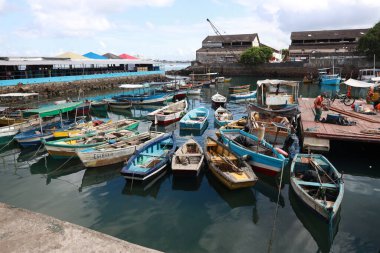 Salvador, Bahia, Brezilya - 25 Eylül 2024: Salvador 'daki Sao Joaquim Panayırı' nın yanındaki balıkçı teknesi manzarası.