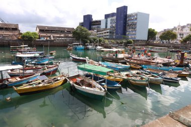 Salvador, Bahia, Brezilya - 25 Eylül 2024: Salvador 'daki Sao Joaquim Panayırı' nın yanındaki balıkçı teknesi manzarası.