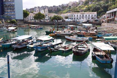 Salvador, Bahia, Brezilya - 25 Eylül 2024: Salvador 'daki Sao Joaquim Panayırı' nın yanındaki balıkçı teknesi manzarası.