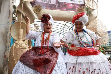 Salvador, Bahia, Brezilya - 25 Eylül 2024: Salvador şehrinde kadınlar tipik Bahian kıyafetleri giyerken görülüyor.