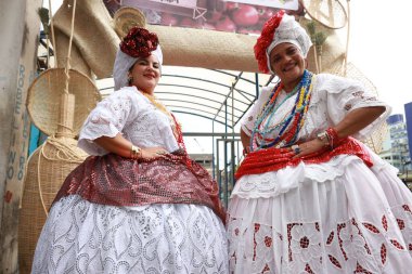 Salvador, Bahia, Brezilya - 25 Eylül 2024: Salvador şehrinde kadınlar tipik Bahian kıyafetleri giyerken görülüyor.