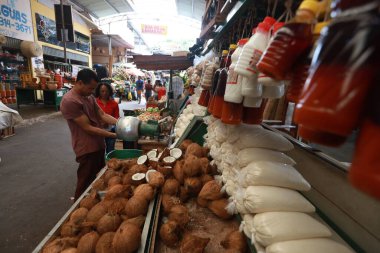 Salvador, Bahia, Brezilya - 25 Eylül 2024: Salvador şehrindeki Sao Joaqui fuarında satılık ürünler