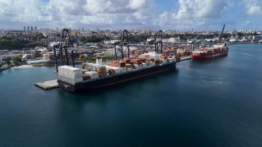 Salvador, Bahia, Brezilya - 25 Eylül 2024: Salvador limanında demirlemiş bir geminin hava manzarası.