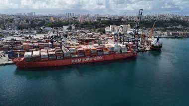 Salvador, Bahia, Brezilya - 25 Eylül 2024: Salvador limanında demirlemiş bir geminin hava manzarası.