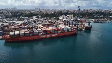 Salvador, Bahia, Brezilya - 25 Eylül 2024: Salvador limanında demirlemiş bir geminin hava manzarası.
