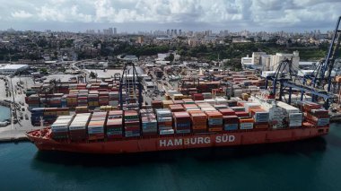 Salvador, Bahia, Brezilya - 25 Eylül 2024: Salvador limanında demirlemiş bir geminin hava manzarası.