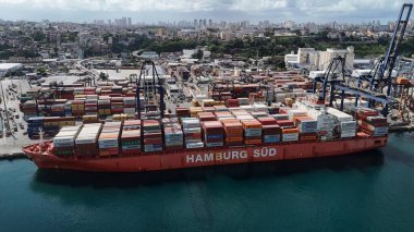 Salvador, Bahia, Brezilya - 25 Eylül 2024: Salvador limanında demirlemiş bir geminin hava manzarası.