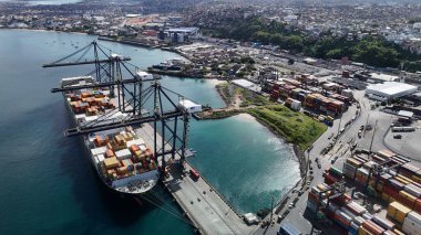 Salvador, Bahia, Brezilya - 25 Eylül 2024: Salvador limanında demirlemiş bir geminin hava manzarası.