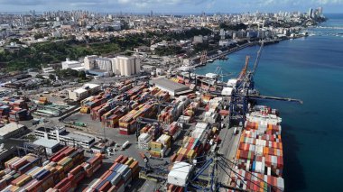 Salvador, Bahia, Brezilya - 25 Eylül 2024: Salvador limanında demirlemiş bir geminin hava manzarası.