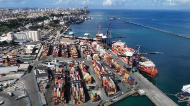 Salvador, Bahia, Brezilya - 25 Eylül 2024: Salvador limanında demirlemiş bir geminin hava manzarası.