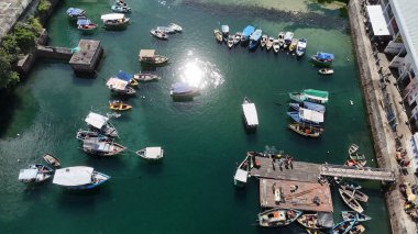 Salvador, Bahia, Brezilya - 25 Eylül 2024: Salvador 'daki Sao Joaquim Panayırı' nın yanındaki balıkçı teknesi manzarası.