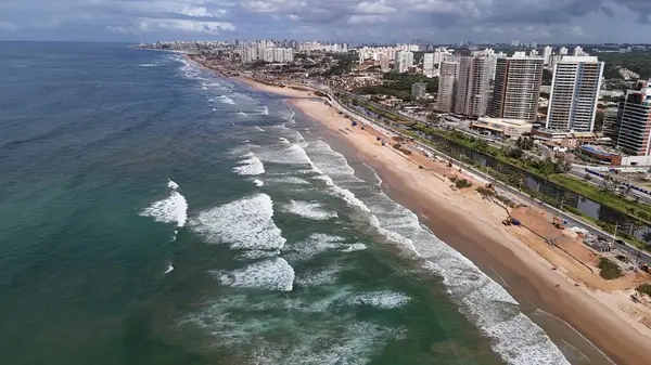 Salvador, Bahia, Brezilya - 23 Eylül 2024: Salvador şehrinin Atlantik kıyısının havadan görünüşü.