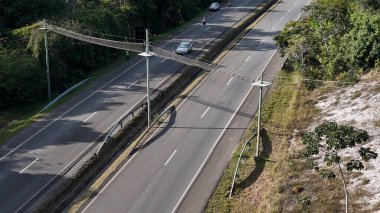 mata de sao joao, bahia, brrazil - 9 Eylül 2024: Praia do Forte bölgesinde BA 099 karayolu üzerinde vahşi bir hayvan üstgeçidi görüntüsü.