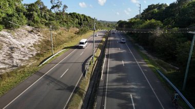 mata de sao joao, bahia, brrazil - 9 Eylül 2024: Praia do Forte bölgesinde BA 099 karayolu üzerinde vahşi bir hayvan üstgeçidi görüntüsü.
