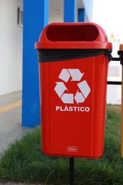 Salvador, Bahia, Brezilya - 16 Ağustos 2024: Salvador kentindeki bir devlet okulunda geri dönüşümlü materyal için ayrılık altıda birdir.