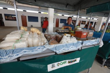 Itapebi, Bahia, Brezilya - 17 Ağustos 2024: Bahia 'nın güneyindeki Itapebi şehrindeki bir sokak pazarında bir tezgah.