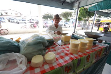 Itapebi, Bahia, Brezilya - 17 Ağustos 2024: Bahia 'nın güneyindeki Itapebi şehrindeki bir sokak pazarında bir tezgah.