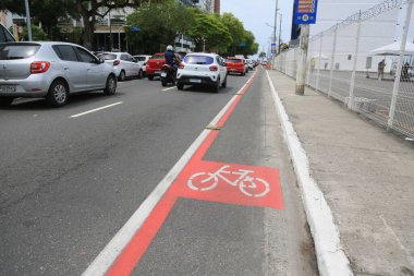 Salvador, Bahia, Brezilya - 5 Ocak 2024: Salvador şehrindeki Comercio mahallesinde bisiklet yolu.