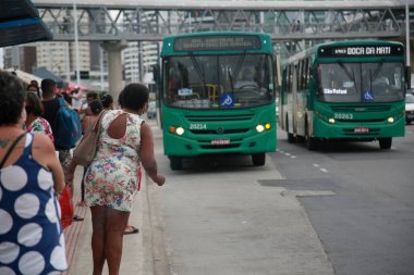 Salvador, Bahia, Brezilya - 29 Ocak 2022: Salvador 'da Avenida Antonio Carlos Magalhaes' den geçen toplu taşıma otobüsü.