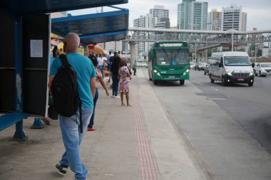 Salvador, Bahia, Brezilya - 29 Ocak 2022: Salvador 'da Avenida Antonio Carlos Magalhaes' den geçen toplu taşıma otobüsü.
