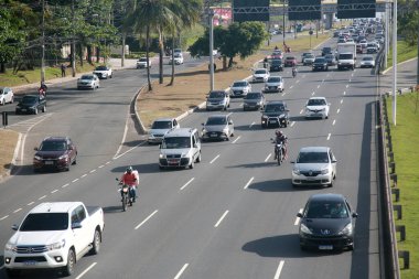 Salvador, Bahia, Brezilya - 31 Ocak 2022: Avenida Luiz Viana - Paralela - Salvador şehrinde araç hareketi.