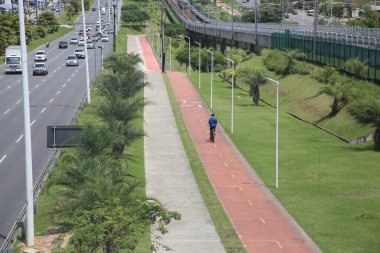 Salvador, Bahia, Brezilya - 24 Mart 2024: Salvador şehrindeki bisiklet yolunun havadan görünüşü.