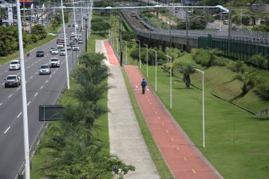 Salvador, Bahia, Brezilya - 24 Mart 2024: Salvador şehrindeki bisiklet yolunun havadan görünüşü.