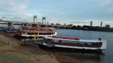 Juazeiro, Bahia, Brezilya - 4 Nisan 2023: Juazeiro şehrindeki Sao Francisco Nehri 'nden bir tekne manzarası.