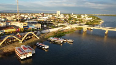 Juazeiro, Bahia, Brezilya - 4 Nisan 2023: Juazeiro şehrindeki Sao Francisco Nehri 'nden bir tekne manzarası.