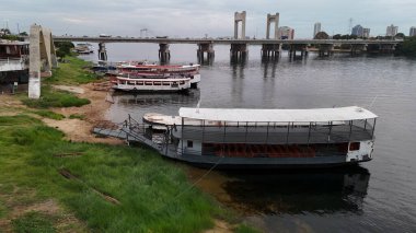 Juazeiro, Bahia, Brezilya - 14 Kasım 2024: Sao Francisco Nehri 'ni geçmek için vapur limanı manzarası