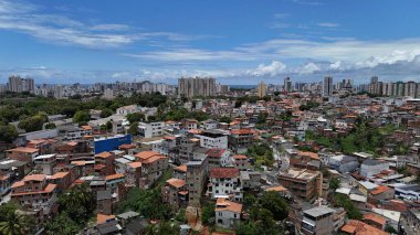 Salvador, Bahia, Brezilya - 16 Ekim 2024: Salvador kentindeki gecekondu mahallesinde havadan manzaralı evler.