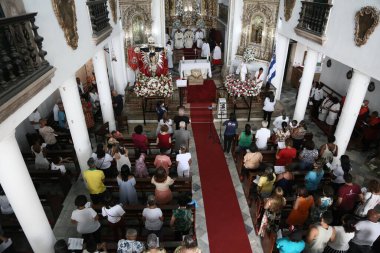 Salvador, Bahia, Brezilya - 1 Ocak 2023: Salvador 'daki Boa Viagem kilisesinde ayin kutlaması.