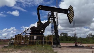 Entre rios, bahia, brezil- 10 Eylül 2024: petrobra araştırma alanında petrol çıkarma makinesi