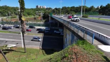 Salvador, Bahia, Brezilya - 28 Kasım 2024: Salvador 'da Avenida Luiz Viana' da trafik sıkışıklığı sırasında araç hareketlerinin hava görüntüsü.